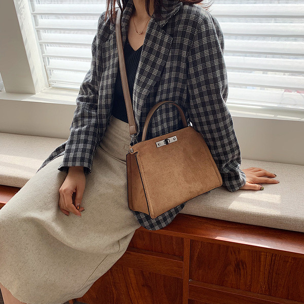 Μοντέρναγυναικεία τσάντα  από οικολογικό σουέτας με δύο λαβές