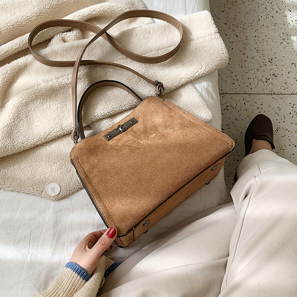 Μοντέρναγυναικεία τσάντα  από οικολογικό σουέτας με δύο λαβές