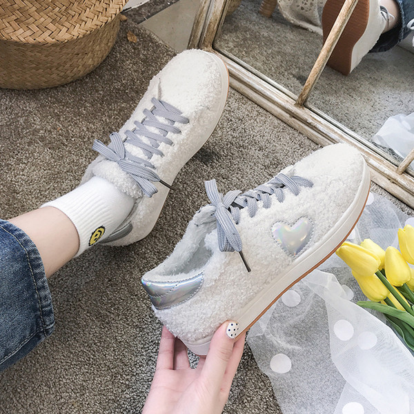 Γυναικεία χνουδοτά πάνινα παπούτσια με επίπεδη σόλα σε λευκό χρώμα