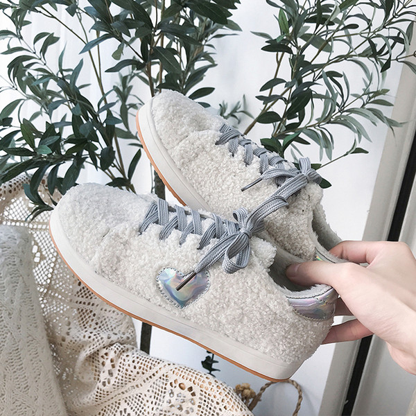 Γυναικεία χνουδοτά πάνινα παπούτσια με επίπεδη σόλα σε λευκό χρώμα