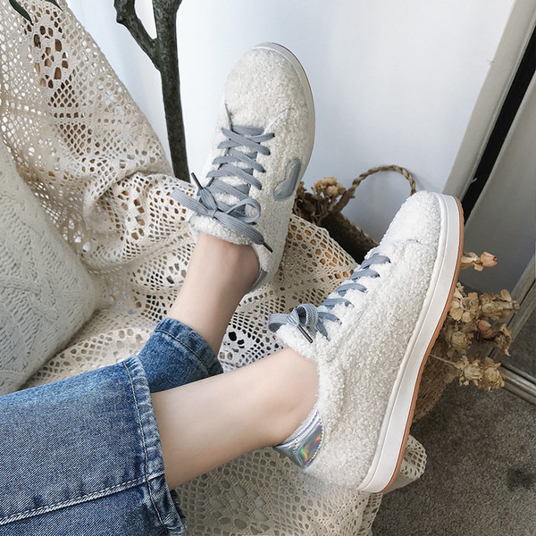 Γυναικεία χνουδοτά πάνινα παπούτσια με επίπεδη σόλα σε λευκό χρώμα