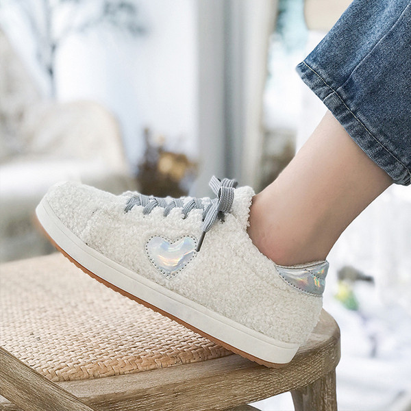 Γυναικεία χνουδοτά πάνινα παπούτσια με επίπεδη σόλα σε λευκό χρώμα