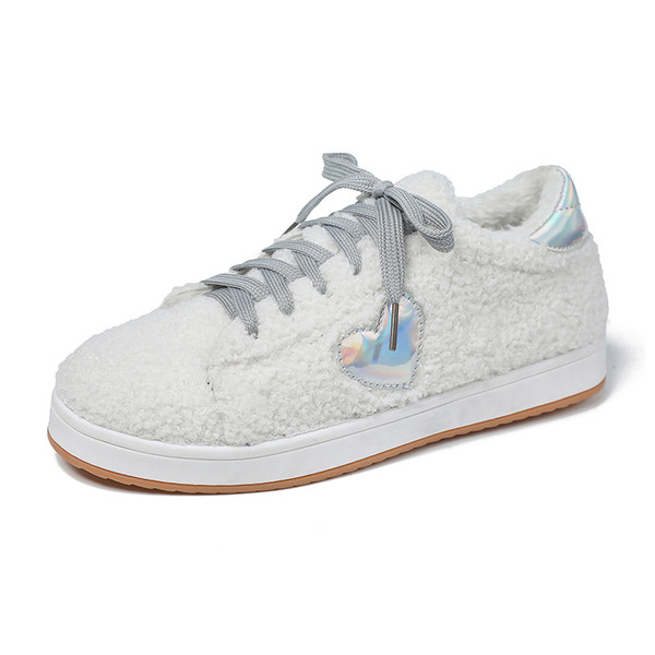 Γυναικεία χνουδοτά πάνινα παπούτσια με επίπεδη σόλα σε λευκό χρώμα