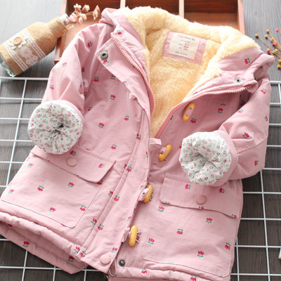 Modern téli gyerekkabát puha béléssel és kapucnival bézs és rózsaszín színben