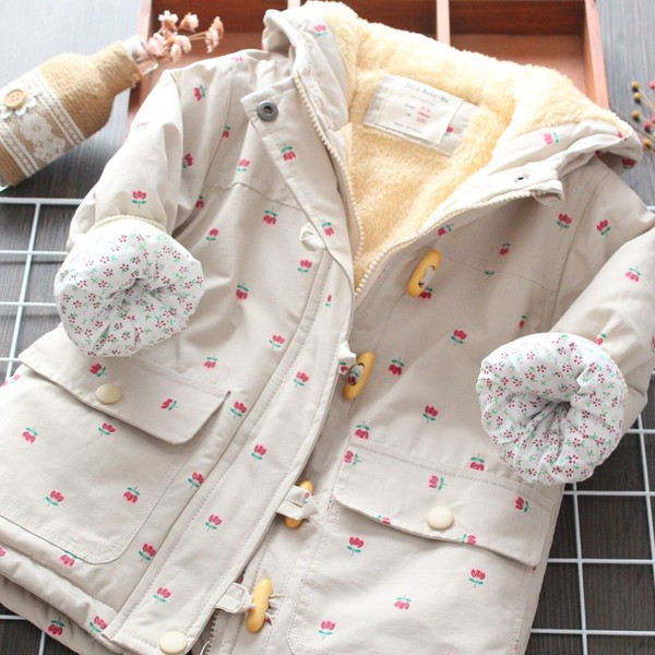 Modern téli gyerekkabát puha béléssel és kapucnival bézs és rózsaszín színben