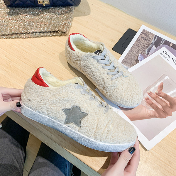 Molyhos női tornacipő lapos talppal, bézs színben