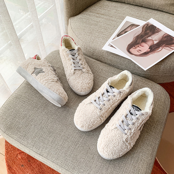 Molyhos női tornacipő lapos talppal, bézs színben