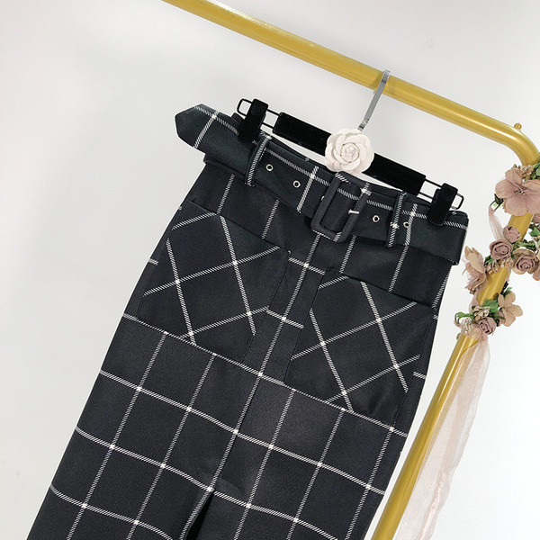 Hosszú kockás szoknya övvel és hasítékkal