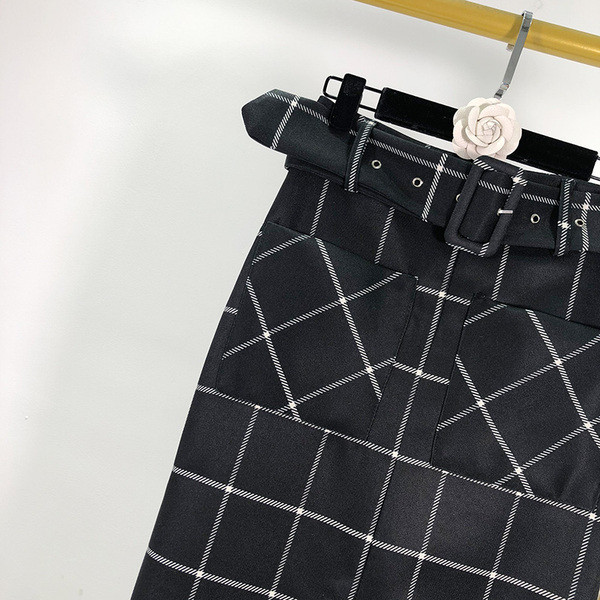 Hosszú kockás szoknya övvel és hasítékkal