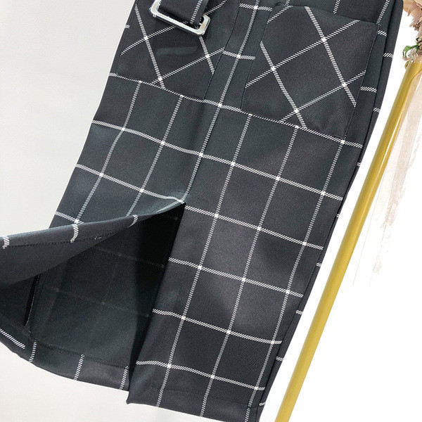 Hosszú kockás szoknya övvel és hasítékkal