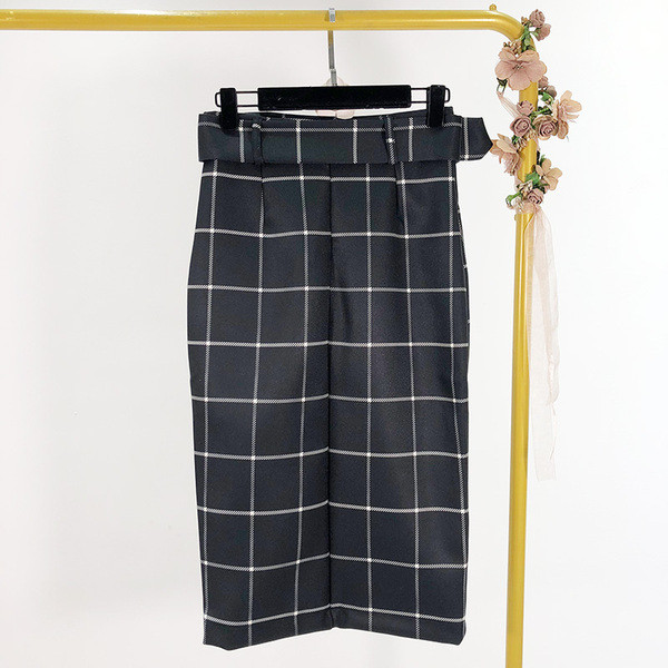 Hosszú kockás szoknya övvel és hasítékkal