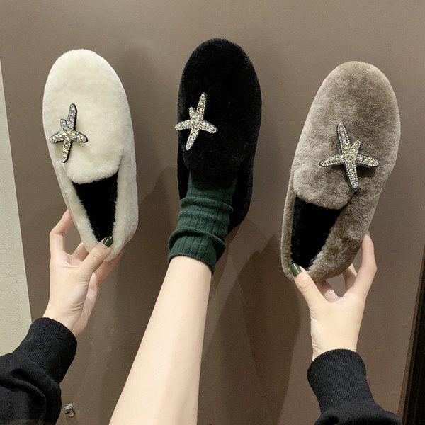 Lapos talpú női pehelycipő fekete, fehér és bézs színben