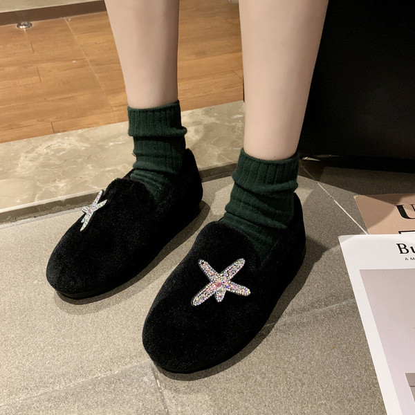 Lapos talpú női pehelycipő fekete, fehér és bézs színben