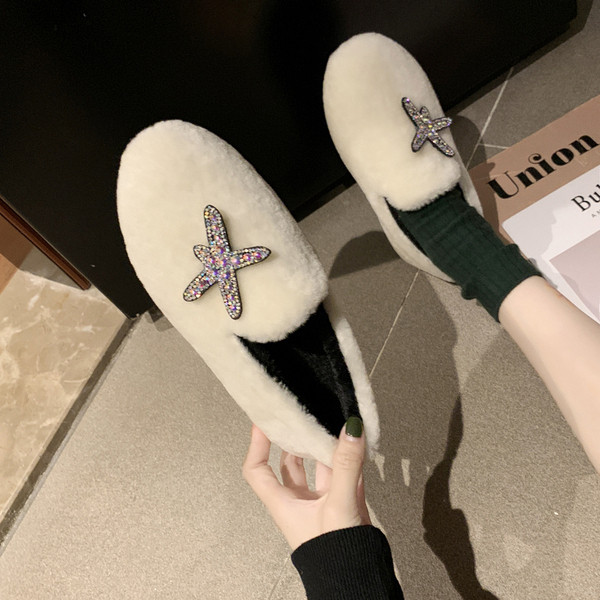 Lapos talpú női pehelycipő fekete, fehér és bézs színben