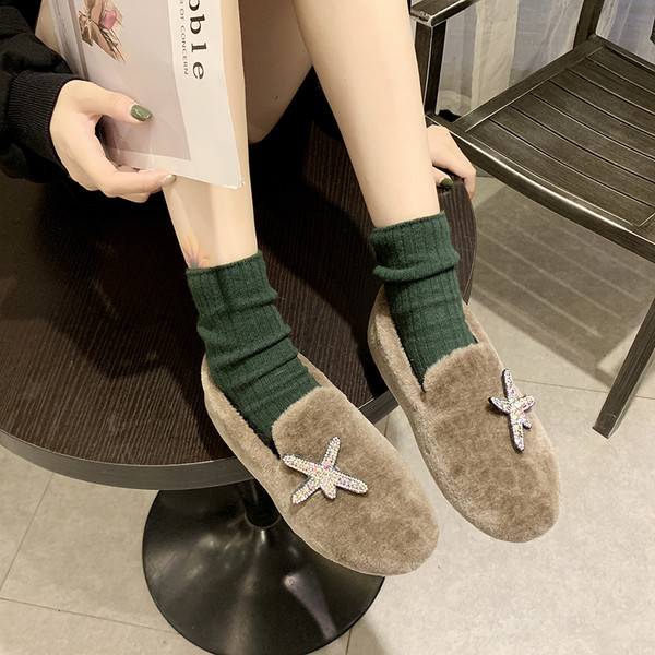 Lapos talpú női pehelycipő fekete, fehér és bézs színben