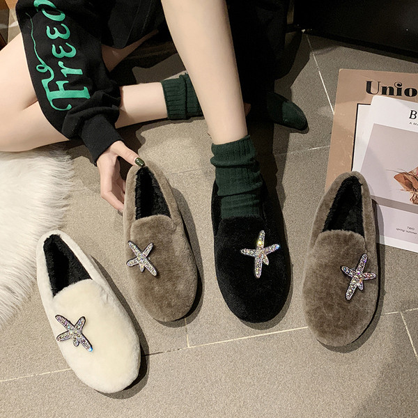 Lapos talpú női pehelycipő fekete, fehér és bézs színben