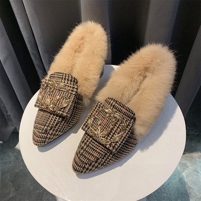 Κομψά γυναικεία παπούτσια με γούνα και μεταλλικό στοιχείο