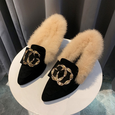 Κομψά γυναικεία παπούτσια με γούνα και μεταλλικό στοιχείο