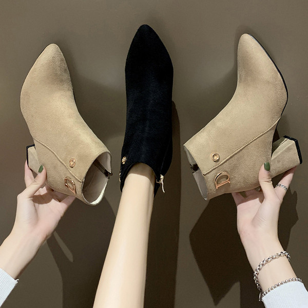 Stílusos női csizma vastag sarkú fekete és bézs színben