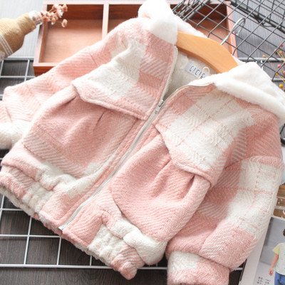 Μοντέρνο παιδικό μπουφάν με απαλή επένδυση και τσέπες σε ροζ χρώμα