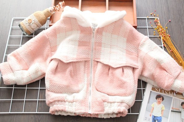 Μοντέρνο παιδικό μπουφάν  με απαλή επένδυση και τσέπες σε ροζ χρώμα