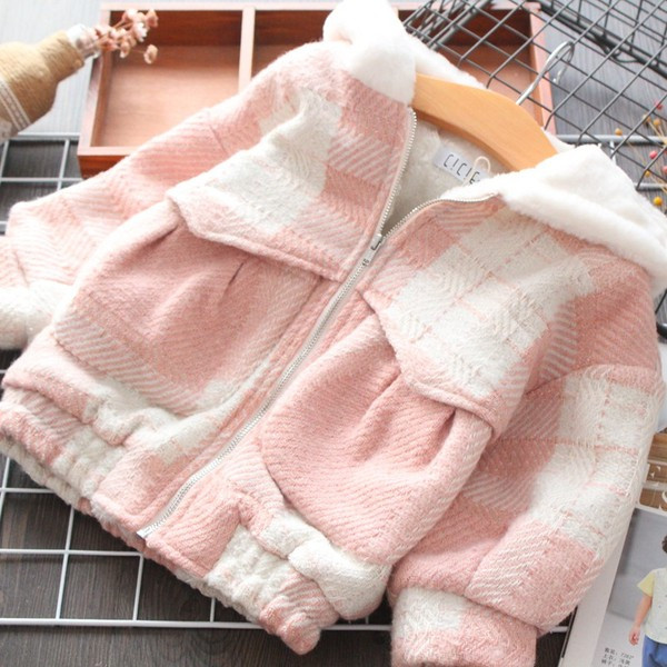 Μοντέρνο παιδικό μπουφάν  με απαλή επένδυση και τσέπες σε ροζ χρώμα