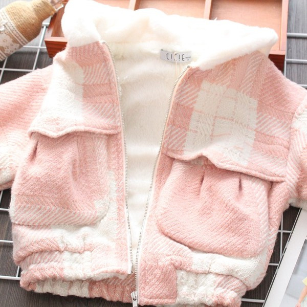 Μοντέρνο παιδικό μπουφάν  με απαλή επένδυση και τσέπες σε ροζ χρώμα