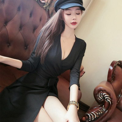 Női aszimmetrikus ruha mély nyakkivágással és fekete nyakkendővel