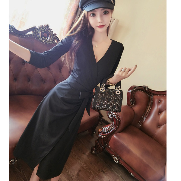 Női aszimmetrikus ruha mély nyakkivágással és fekete nyakkendővel