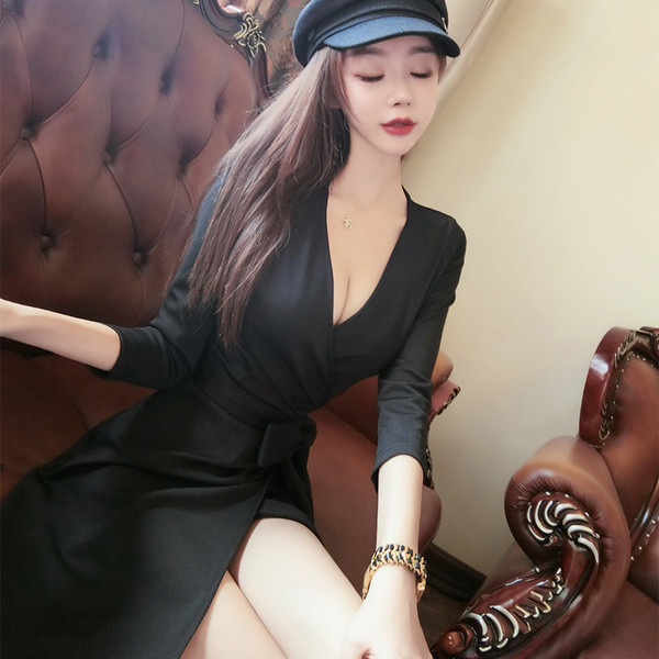 Női aszimmetrikus ruha mély nyakkivágással és fekete nyakkendővel