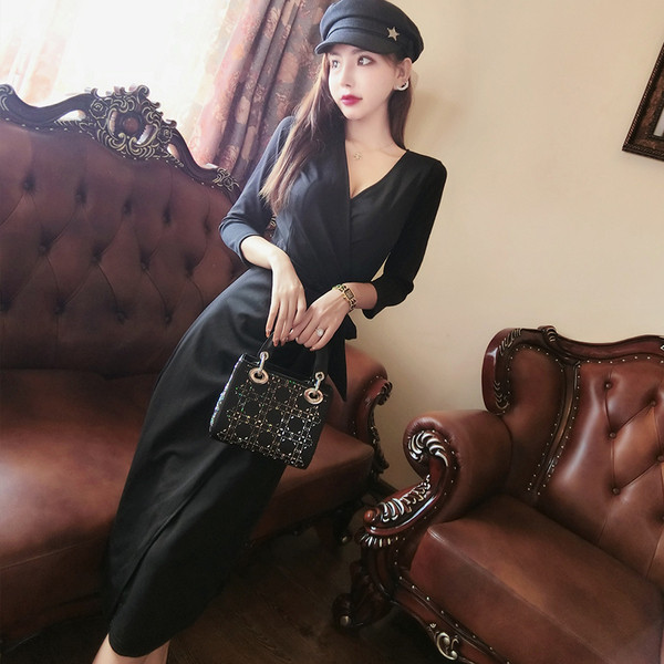 Női aszimmetrikus ruha mély nyakkivágással és fekete nyakkendővel