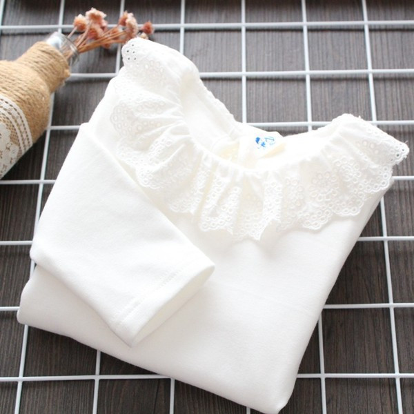 Μοντέρνα γυναικεία μπλούζα με στρογγυλη λαιμόκοψη και μακριά μανίκια σε λευκό χρώμα