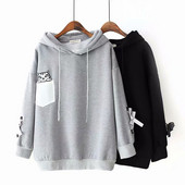 Casual γυναικείο φούτερ με κουκούλα και κεντήματα σε γκρι και μαύρο χρώμα