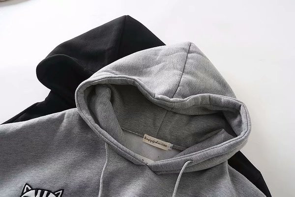 Casual γυναικείο φούτερ με κουκούλα και κεντήματα σε γκρι και μαύρο χρώμα