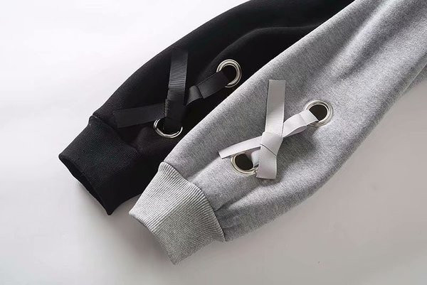 Casual γυναικείο φούτερ με κουκούλα και κεντήματα σε γκρι και μαύρο χρώμα