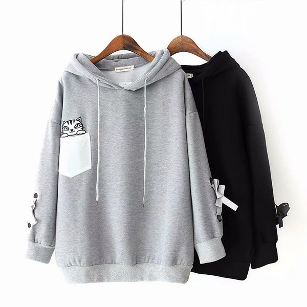 Casual γυναικείο φούτερ με κουκούλα και κεντήματα σε γκρι και μαύρο χρώμα