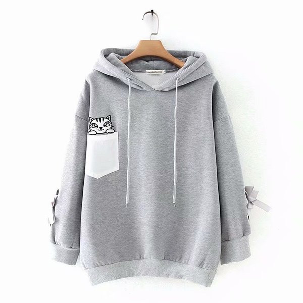 Casual γυναικείο φούτερ με κουκούλα και κεντήματα σε γκρι και μαύρο χρώμα