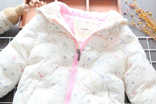 Modern, fehér színű kapucnis gyerekkabát lányoknak