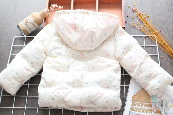 Modern, fehér színű kapucnis gyerekkabát lányoknak