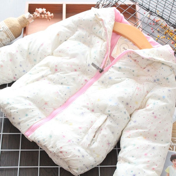 Modern, fehér színű kapucnis gyerekkabát lányoknak