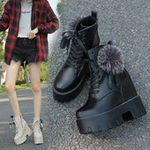 Modern női csizma emelvényes és pehelyes fehér és fekete színben