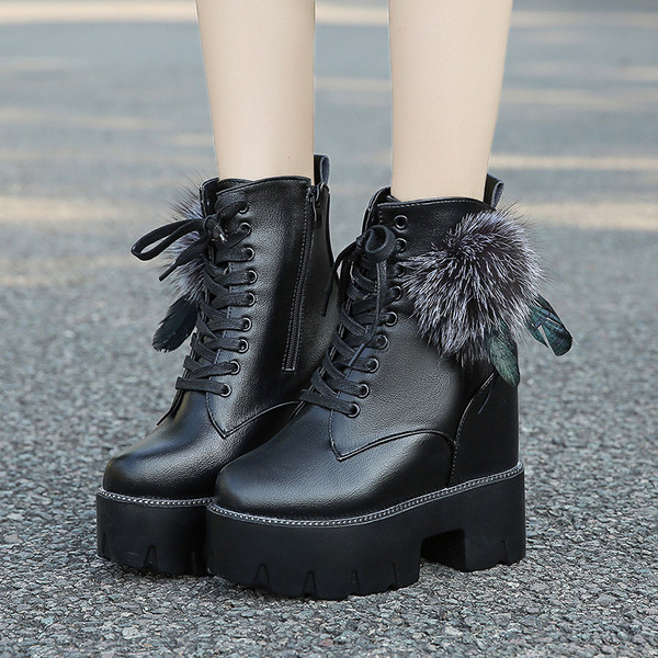 Modern női csizma emelvényes és pehelyes fehér és fekete színben