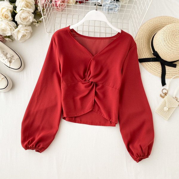 Μοντέρνα γυναικεία μπλούζα με λαιμόκοψη σε άσπρο, μαύρο, κόκκινο, κίτρινο και μπεζ χρώμα