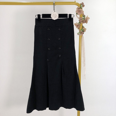 Női aszimmetrikus kötött szoknya gombokkal