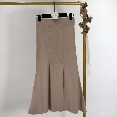 Női aszimmetrikus kötött szoknya gombokkal