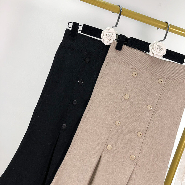 Női aszimmetrikus kötött szoknya gombokkal