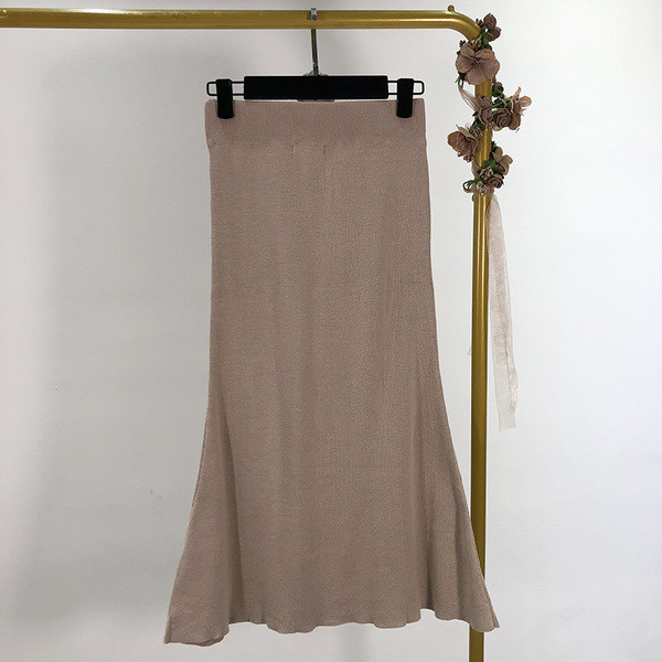 Női aszimmetrikus kötött szoknya gombokkal