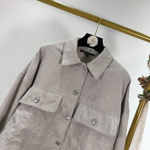 Rövid és széles tavaszi-őszi kabát szürke színben