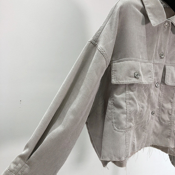 Rövid és széles tavaszi-őszi kabát szürke színben