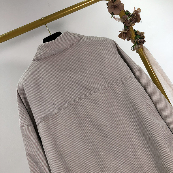 Rövid és széles tavaszi-őszi kabát szürke színben